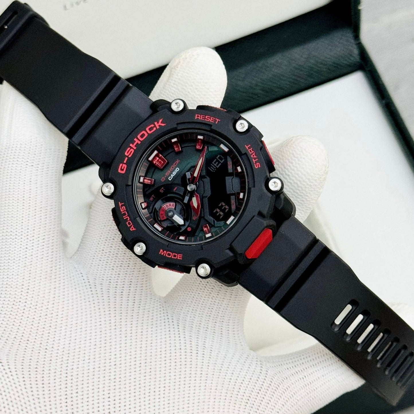 Casio G-shock 
GA-2200BNR-1ADR